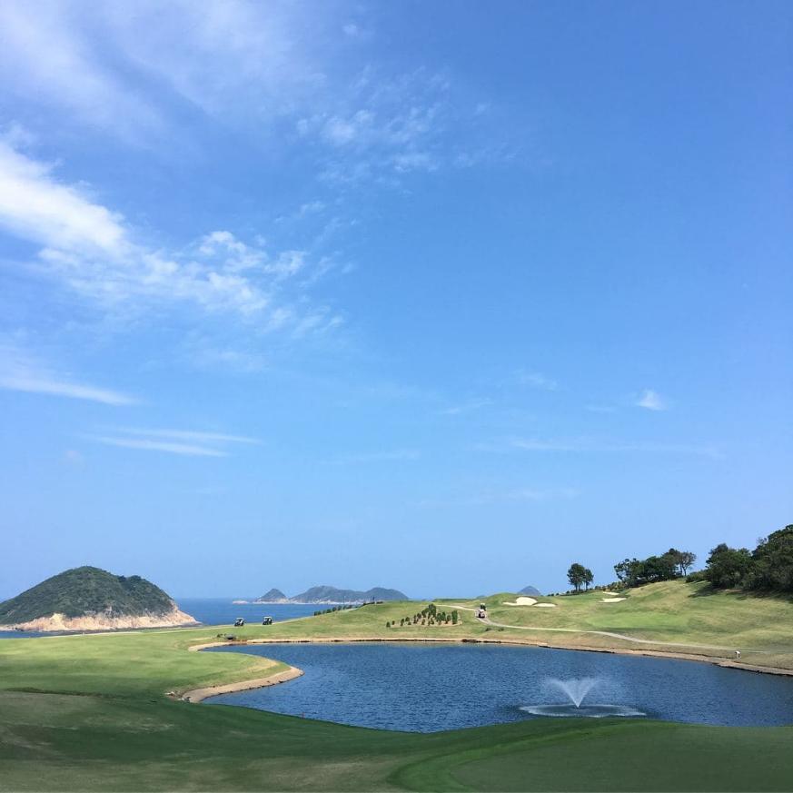这是香港浅水湾高尔夫球场。天气很好。球场非常美丽。会使人心情愉悦This is Hong Kong's Repulse Bay Golf Course very beautiful. weather is good. The beautiful view puts a good mood.jpg